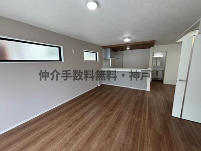 【居間・リビング】 | 神戸市西区美賀多台5丁目　新築戸建2号棟　仲介手数料無料！ | 使いやすい居間です