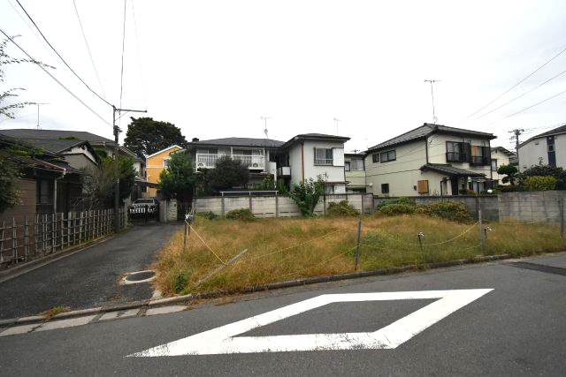 上荻3丁目・売地・1区画の前面道路含む現地写真