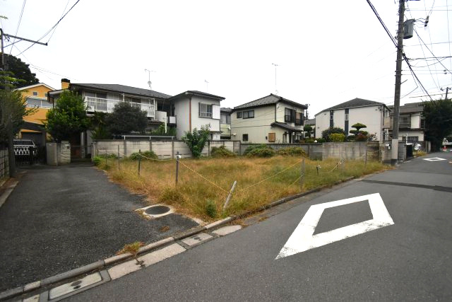 上荻3丁目・売地・1区画の前面道路含む現地写真