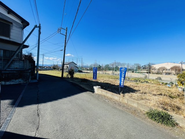 敷地面積５０坪　売地　狭山市上奥富の前面道路含む現地写真|前面道路南側公道４ｍ、西側1.8ｍ道路