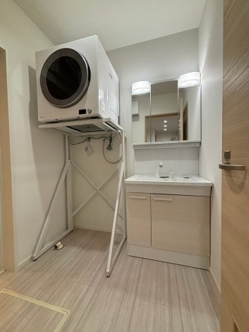 吉川市　新栄1丁目　中古戸建　全1棟の洗面所|明るい洗面所です