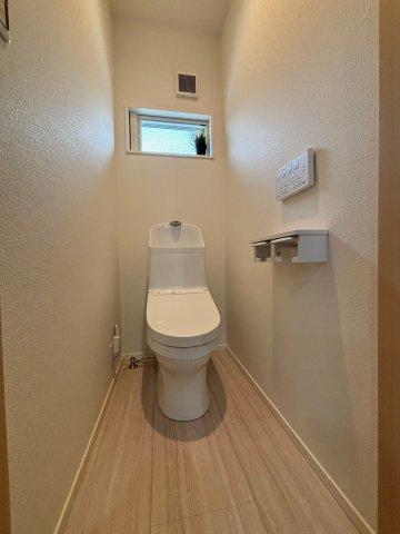 吉川市　新栄1丁目　中古戸建　全1棟のトイレ|コンパクトで使いやすいトイレです