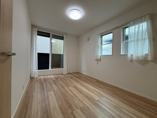 吉川市　新栄1丁目　中古戸建　全1棟の洋室|落ち着いた色調の洋室です