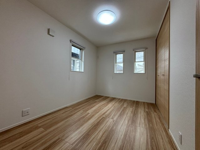 吉川市　新栄1丁目　中古戸建　全1棟の洋室|落ち着いた色調の洋室です