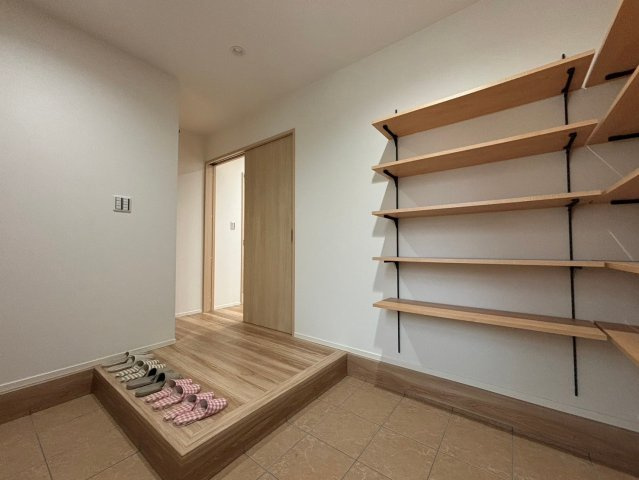 吉川市　新栄1丁目　中古戸建　全1棟の玄関|明るい玄関です