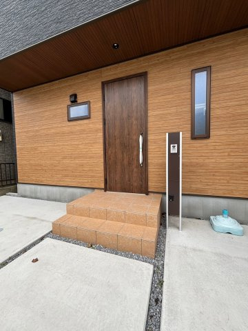 吉川市　新栄1丁目　中古戸建　全1棟の玄関|ゆったりとした玄関です