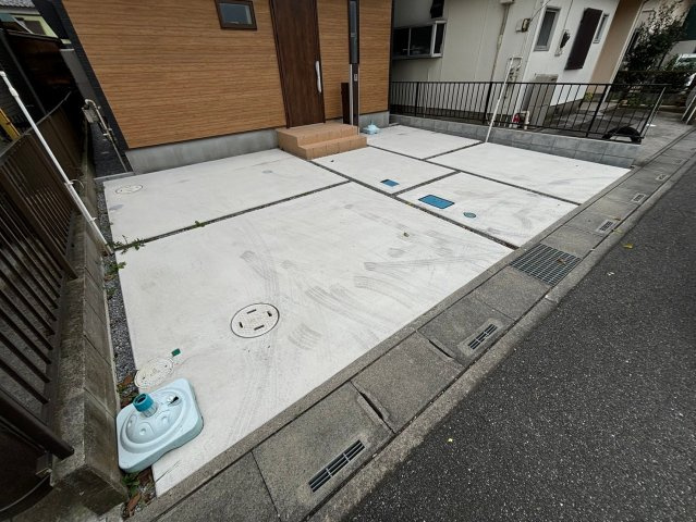 吉川市　新栄1丁目　中古戸建　全1棟の駐車場|駐車スペースもあります