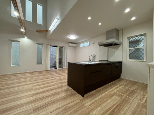 吉川市　新栄1丁目　中古戸建　全1棟の居間・リビング|おしゃれなリビングです