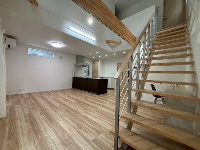 吉川市　新栄1丁目　中古戸建　全1棟の居間・リビング|ゆったりとしたリビングです