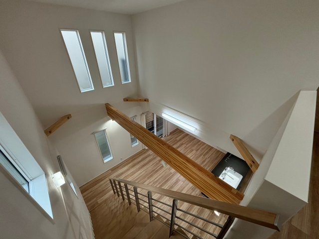 吉川市　新栄1丁目　中古戸建　全1棟の居間・リビング|開放的な吹き抜け