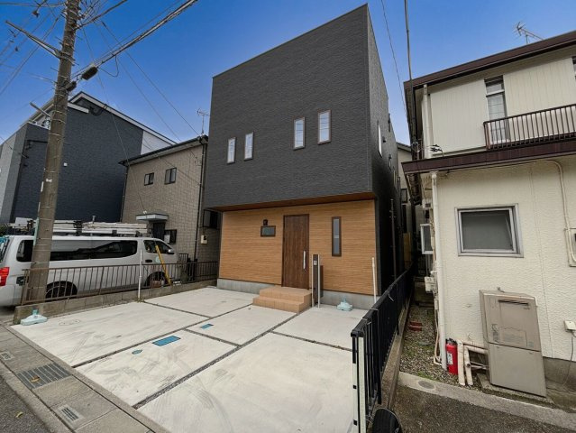 吉川市　新栄1丁目　中古戸建　全1棟の居間・リビング|開放的な吹き抜け