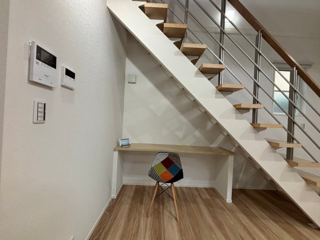 吉川市　新栄1丁目　中古戸建　全1棟の居間・リビング|おしゃれなリビングです