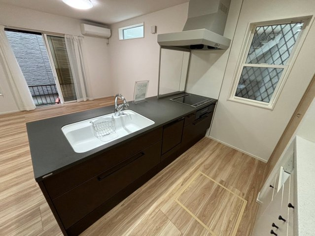 吉川市　新栄1丁目　中古戸建　全1棟のキッチン|お料理しやすいキッチンです