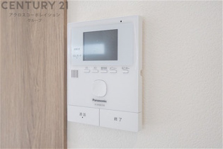 訪問者が来たときにテレビ画面で確認できるため、安心してドアを開けられます。録画機能があるものもあり、留守中に来訪者を記録しておくことができます。利便性が高く、セキュリティ面でも安心です