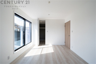 明るい色合いのフローリングとクロスを使用した洋室は家具やインテリアとも調和しやすく空間が広く感じられ開放感を生み出します。自然光を効果的に反射し、室内を明るく保つため、日中の照明使用を抑えられます。
