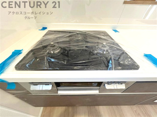 多数の調理器具を同時に使用でき、料理の効率化が可能。省エネで節約になり、様々な料理スタイルに適応できます。また、火力調整が独立しており、手入れや掃除もしやすく、今よりもっとお料理が楽しくなるかも。