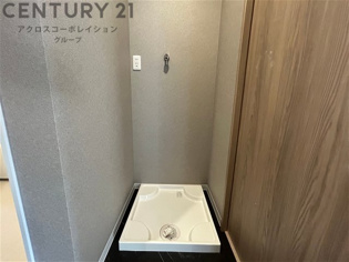 洗濯物の仕分け作業がしやすく、整理整頓が容易になります。洗濯音や湿気を他の部屋に持ち込まず、生活環境を快適に保ちます。上部を活用すれば収納スペースを確保でき洗剤や洗濯用品の整理もしやすくなります。