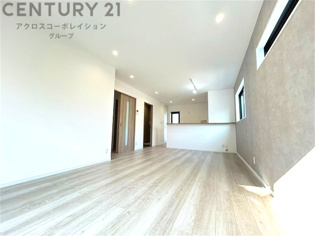 リビングダイニングは家族や友人とのコミュニケーションを楽しむ場所でくつろぎながら食事や会話を楽しめ、多目的に利用できリラックスできる空間です。家庭内の中心として機能し、快適な生活をサポートします。