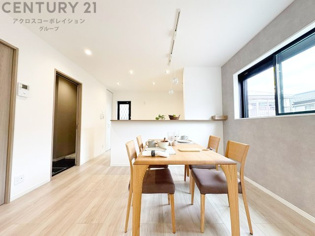 キッチン前のダイニングスペース　カウンターキッチンから料理の受け渡し等に便利です。ダイニングセットを置いても十分な広さを確保。