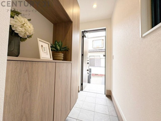 大きな玄関収納付きの玄関です　家族皆様の履物をしっかり収納できます