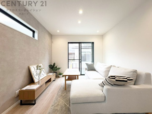 キッチン前のダイニングスペース　カウンターキッチンから料理の受け渡し等に便利です。ダイニングセットを置いても十分な広さを確保。