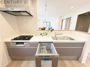 シンプルなデザインと使いやすさを兼ね備えた対面式システムキッチンは、効率的な作業スペースを提供し、家族やゲストとのコミュニケーションを促進します。