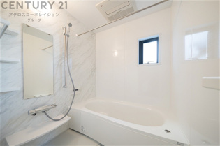 ユニットバスは省スペースでありながら、シンプルな設計と使いやすさを備え、簡便なメンテナンスが可能です。窓付きで換気にも便利です。またミラー・小物置き場もあり便利です。