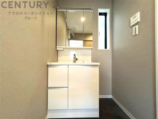 化粧品や洗顔料、歯ブラシなどの必需品をまとめて置ける収納スペースがあり、使用するたびに取り出す手間が省けます。また、水回りのため、濡れても大丈夫な素材が使用されており、お手入れが簡単です。