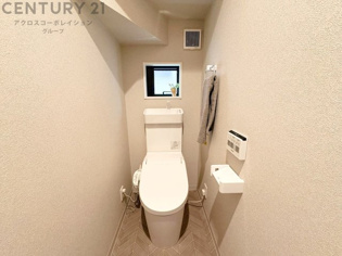 温水洗浄便座付トイレは温水洗浄機能により、暖かい水でおしりを洗浄することができ、冷たい水を使う従来の便座に比べ、温水洗浄機能で暖かいトイレを提供し、快適な使用を可能にします。