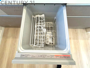 手洗いに比べて時間や労力を節約できることです。また、高温のお湯で洗浄されるため、雑菌や細菌を殺菌する効果もあります。さらに、乾燥機能があるため、手で拭く手間も省け衛生的に保管できます。