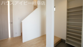 【玄関】 | 瑞穂市穂積新築建売全3棟！長期優良住宅・耐震等級3・省令準耐火構造です♪太陽光発電システム搭載！ | 瑞穂市穂積新築建売全3棟！長期優良住宅・耐震等級3・省令準耐火構造です♪太陽光発電システム搭載！オール電化住宅！