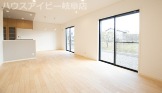 【居間・リビング】 | 瑞穂市穂積新築建売全3棟！長期優良住宅・耐震等級3・省令準耐火構造です♪太陽光発電システム搭載！ | 瑞穂市穂積新築建売全3棟！長期優良住宅・耐震等級3・省令準耐火構造です♪太陽光発電システム搭載！オール電化住宅！