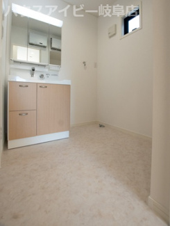 【独立洗面台】 | 瑞穂市穂積新築建売全3棟！長期優良住宅・耐震等級3・省令準耐火構造です♪太陽光発電システム搭載！ | 瑞穂市穂積新築建売全3棟！長期優良住宅・耐震等級3・省令準耐火構造です♪太陽光発電システム搭載！オール電化住宅！