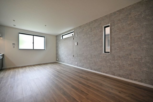 尼崎市東園田7丁目新築一戸建て│前面道路6ｍ+完成済の居間・リビング|アクセントクロスを配置し、採光も十分に考えた設計をしています。 アクセントクロスはそんなときの「発想」を手助けします。