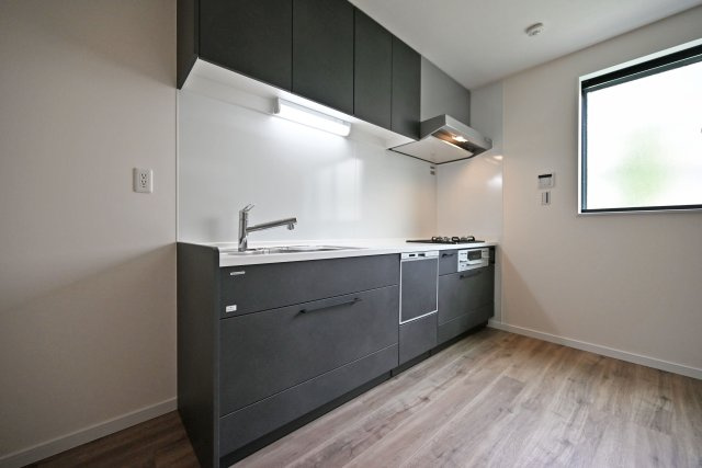 尼崎市東園田7丁目新築一戸建て│前面道路6ｍ+完成済のキッチン|収納豊富×機能性充実のシステムキッチン◎ ３口コンロとグリル付きで、お料理の幅が広がる嬉しいキッチンです！