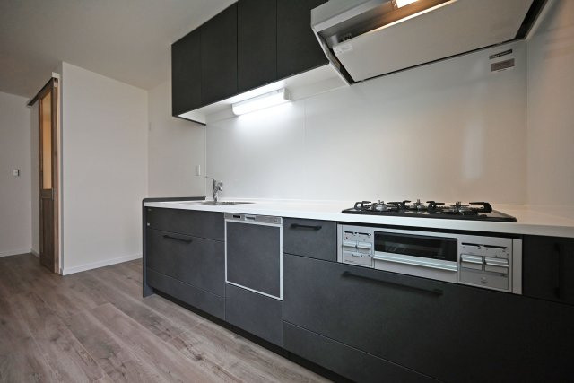 尼崎市東園田7丁目新築一戸建て│前面道路6ｍ+完成済のキッチン|天板とワークトップ下いっぱいの収納。食洗器もビルトインしており、効率の良い家事が実現◎