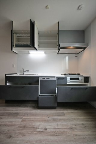 尼崎市東園田7丁目新築一戸建て│前面道路6ｍ+完成済のキッチン|キッチン本体の収納だけでなく上部に吊戸棚があるので、キッチン周りのものは全部収納できます