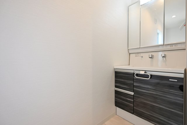 尼崎市東園田7丁目新築一戸建て│前面道路6ｍ+完成済の独立洗面台|洗面台は3面鏡裏収納付きのドレッサーを採用しています。小窓も設けているため、電気乾燥機等によりこもる湿気もしっかり排出できます。