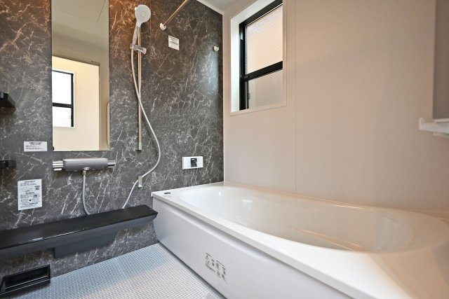 尼崎市東園田7丁目新築一戸建て│前面道路6ｍ+完成済の浴室|2階浴室の内観写真です。1616サイズの浴室暖房乾燥機付きユニットバスです。