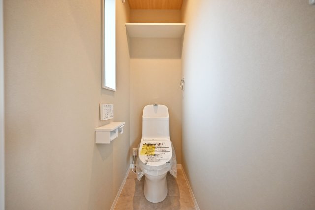 尼崎市東園田7丁目新築一戸建て│前面道路6ｍ+完成済のトイレ|3階トイレの内観写真です。
温水洗浄便座付きで快適にご利用いただけます。 各階にトイレを配置し、来客時も気兼ねなく利用可能です。