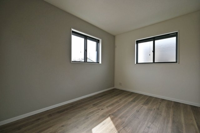 尼崎市東園田7丁目新築一戸建て│前面道路6ｍ+完成済の洋室|3階主寝室想定に入ってすぐの内観写真です。 2面採光の為、採光通風ともに良好です。