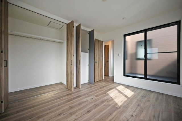 尼崎市東園田7丁目新築一戸建て│前面道路6ｍ+完成済の洋室|収納庫内には枕棚とハンガーレールを配置しています。