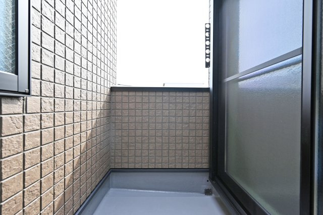 尼崎市東園田7丁目新築一戸建て│前面道路6ｍ+完成済のバルコニー|3階バルコニー写真です。物干し金具が設置されています。