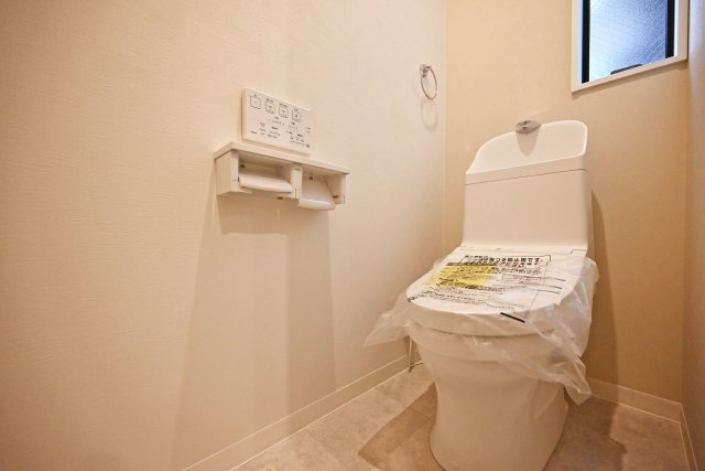 尼崎市東園田7丁目新築一戸建て│前面道路6ｍ+完成済のトイレ|1階トイレの内観写真です。
温水洗浄便座付きで快適にご利用いただけます。 各階にトイレを配置し、来客時も気兼ねなく利用可能です。