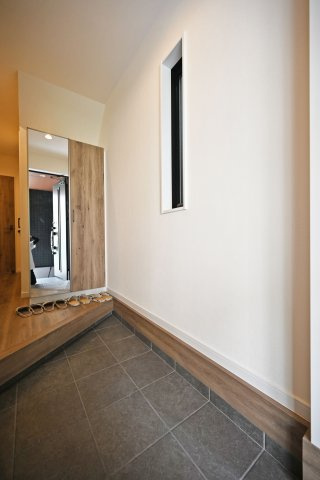 尼崎市東園田7丁目新築一戸建て│前面道路6ｍ+完成済の玄関|1階玄関に入ってすぐの内観写真です。 奥側にはシューズボックスが設けられています。