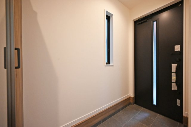 尼崎市東園田7丁目新築一戸建て│前面道路6ｍ+完成済の玄関|1階玄関をホール側から撮影した内観写真です。