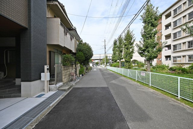 尼崎市東園田7丁目新築一戸建て│前面道路6ｍ+完成済の前面道路含む現地写真|南西側道路幅員幅は約6ｍです。
交通量も少ないので、駐車の際も安心です。