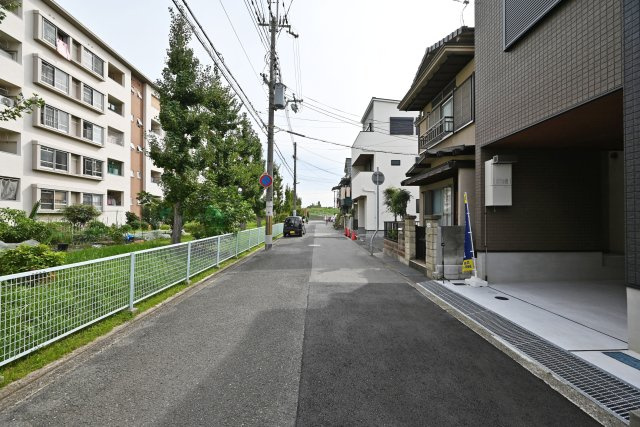 尼崎市東園田7丁目新築一戸建て│前面道路6ｍ+完成済の前面道路含む現地写真|南西側道路幅員幅は約6ｍです。
交通量も少ないので、駐車の際も安心です。