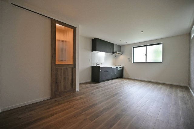 尼崎市東園田7丁目新築一戸建て│前面道路6ｍ+完成済の居間・リビング|インテリア配置に困らない間取り設計に加え、お子様のいる世帯に必要な部屋数を備えた物件です。