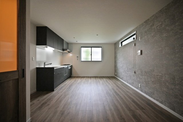 尼崎市東園田7丁目新築一戸建て│前面道路6ｍ+完成済の居間・リビング|2階LDKに入ってすぐの内観写真です。2面採光で採光通風ともに良好です。